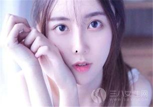 冷妆图片,冰肌玉骨，光影交织下的时尚演绎